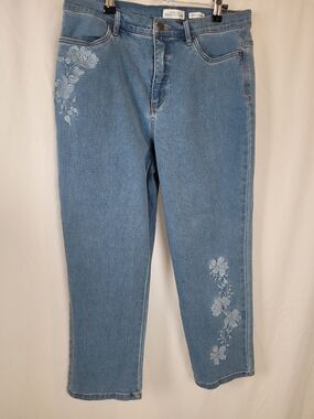 Northern Reflections Light Blue Floral Embroidered Cropped denim Nwot Size 10